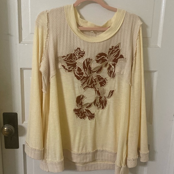 POL Tops - NEW POL Cream Top with Floral Design